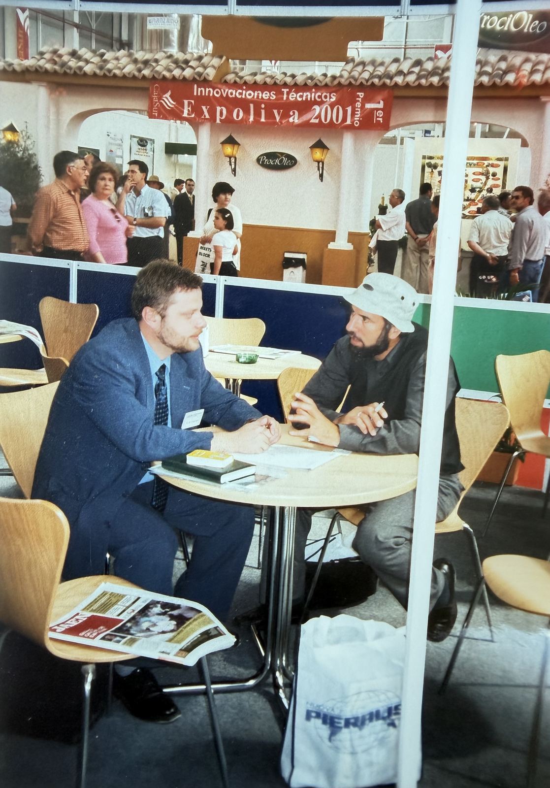 Dr. Diab Refai im Gespräch mit einem Partner auf einer Fachmesse